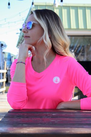 LUXE - Peace Love Salty Hair - Performance - V-Neck - Neon Pink
